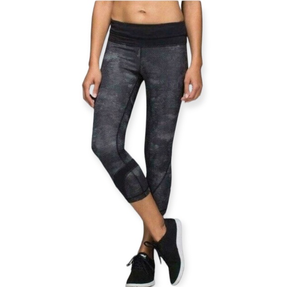 Lululemon Inspire Crop Luxtreme Snakeskin Printed Leggings 6 - Picture 1 of 12